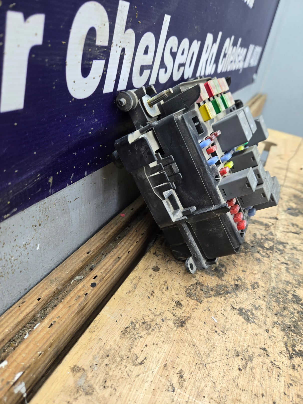 2003-2005 Chevrolet Silverado / GMC Sierra 1500 250 3500 Engine Bay Fuse Box - 15201928