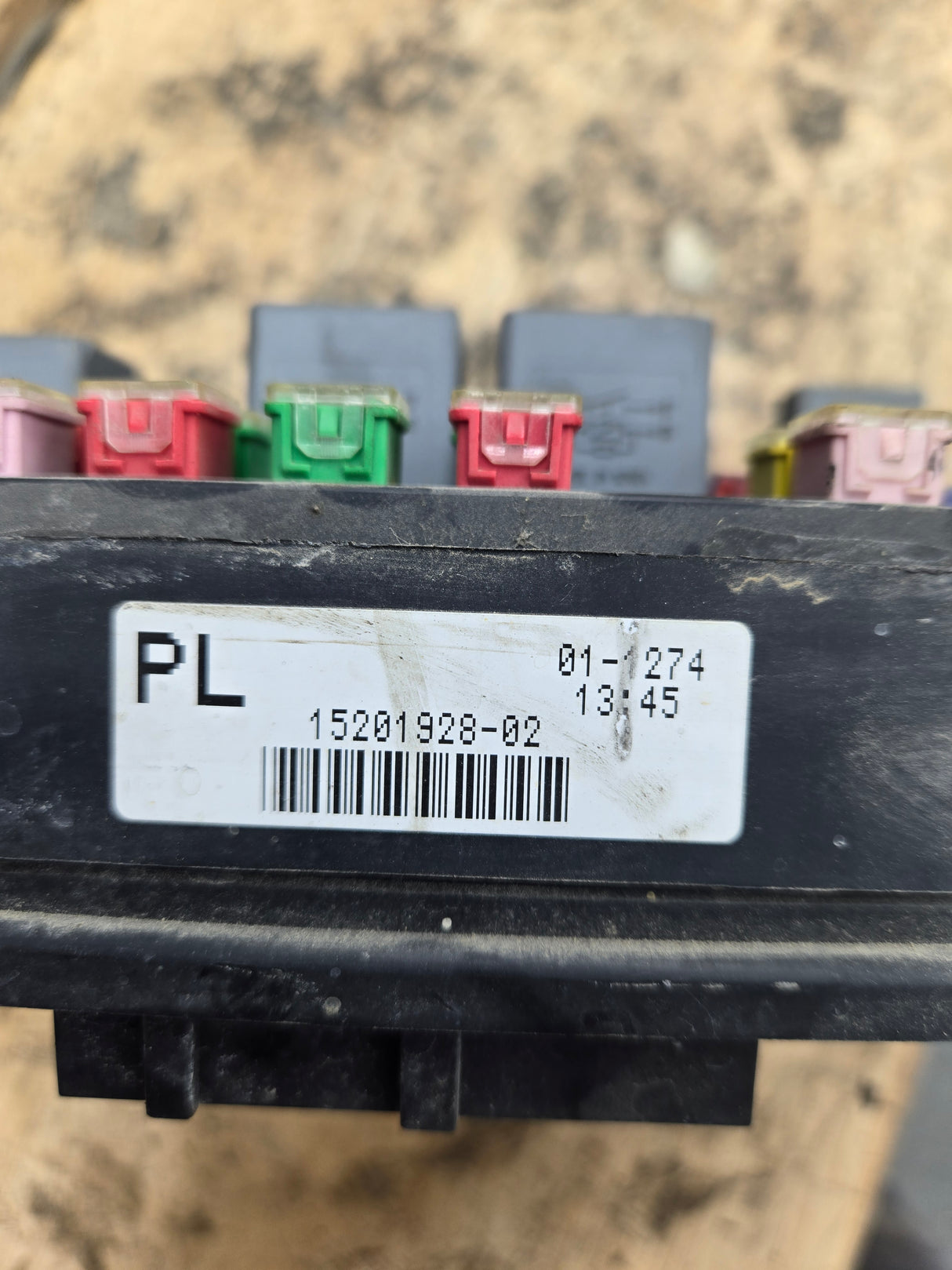 2003-2005 Chevrolet Silverado / GMC Sierra 1500 250 3500 Engine Bay Fuse Box - 15201928