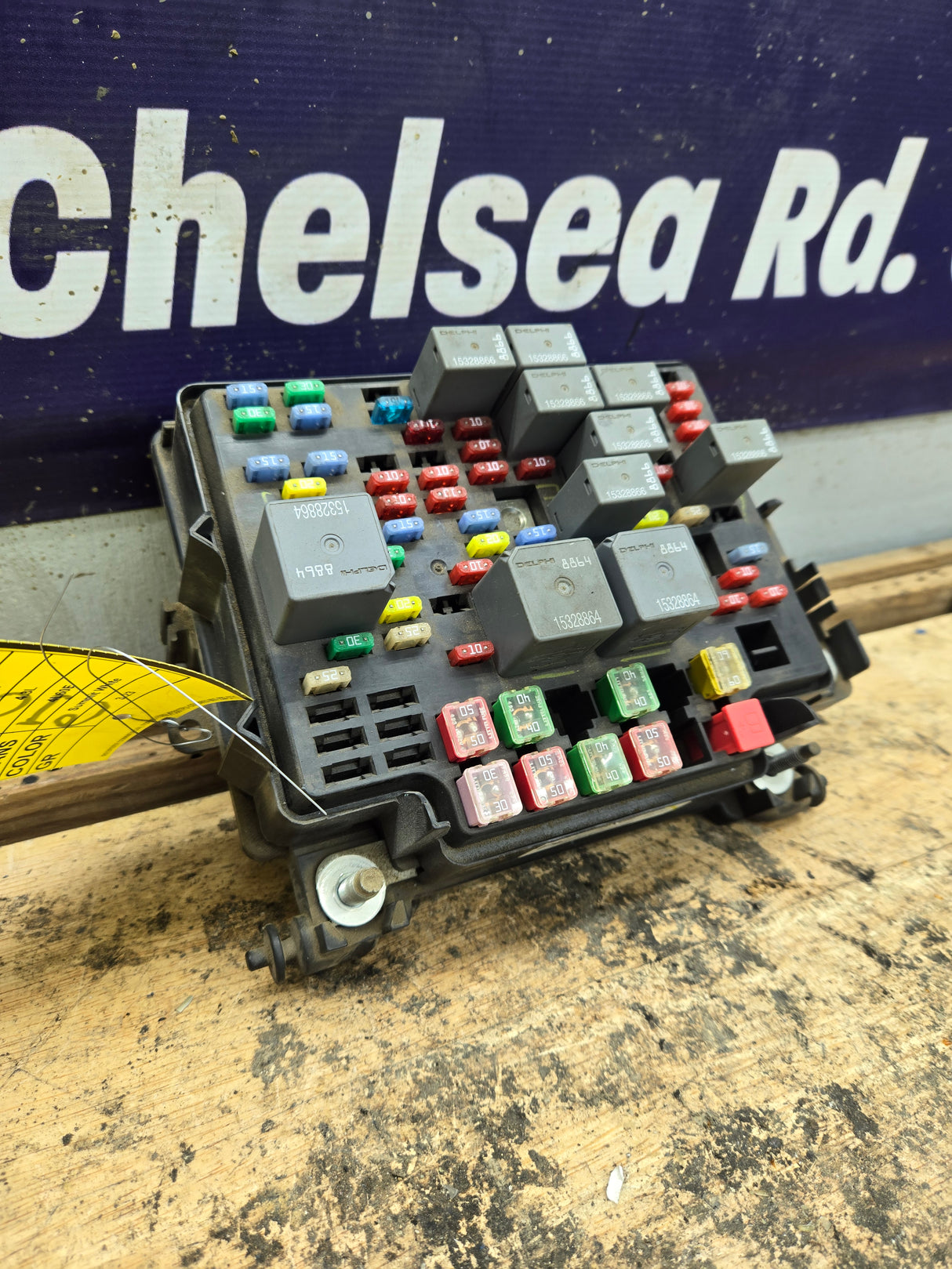 2003-2005 Chevrolet Silverado / GMC Sierra 1500 250 3500 Engine Bay Fuse Box - 15115615