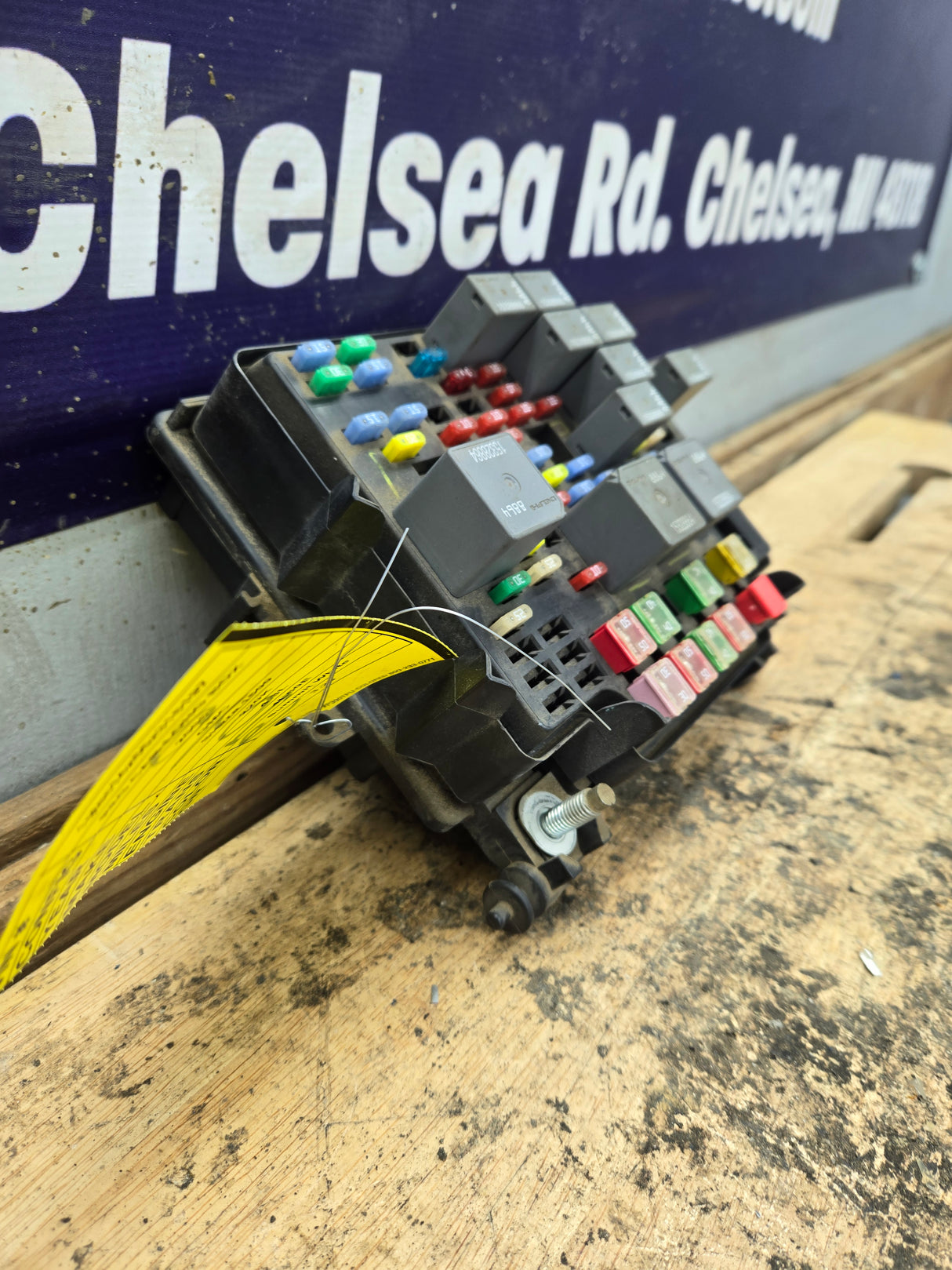 2003-2005 Chevrolet Silverado / GMC Sierra 1500 250 3500 Engine Bay Fuse Box - 15115615