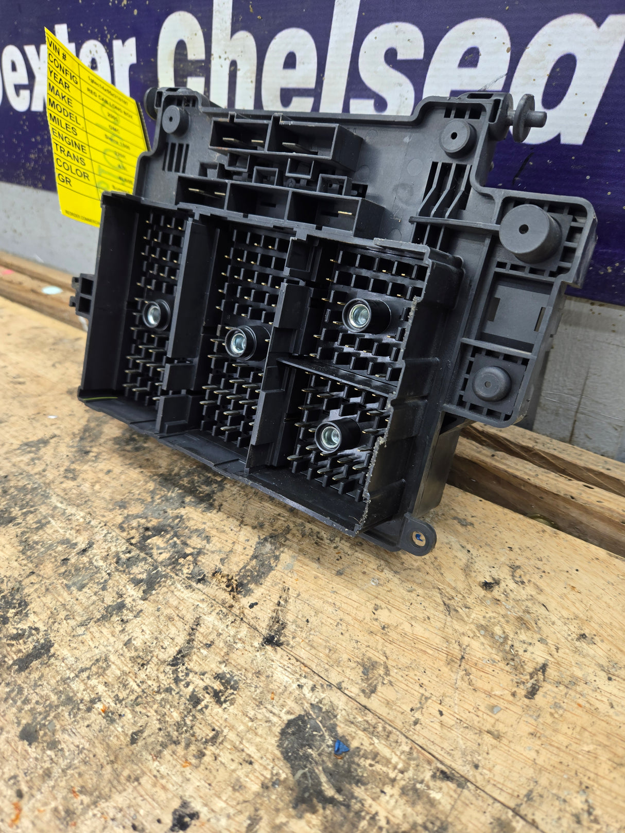 2003-2005 Chevrolet Silverado / GMC Sierra 1500 250 3500 Engine Bay Fuse Box - 15115615