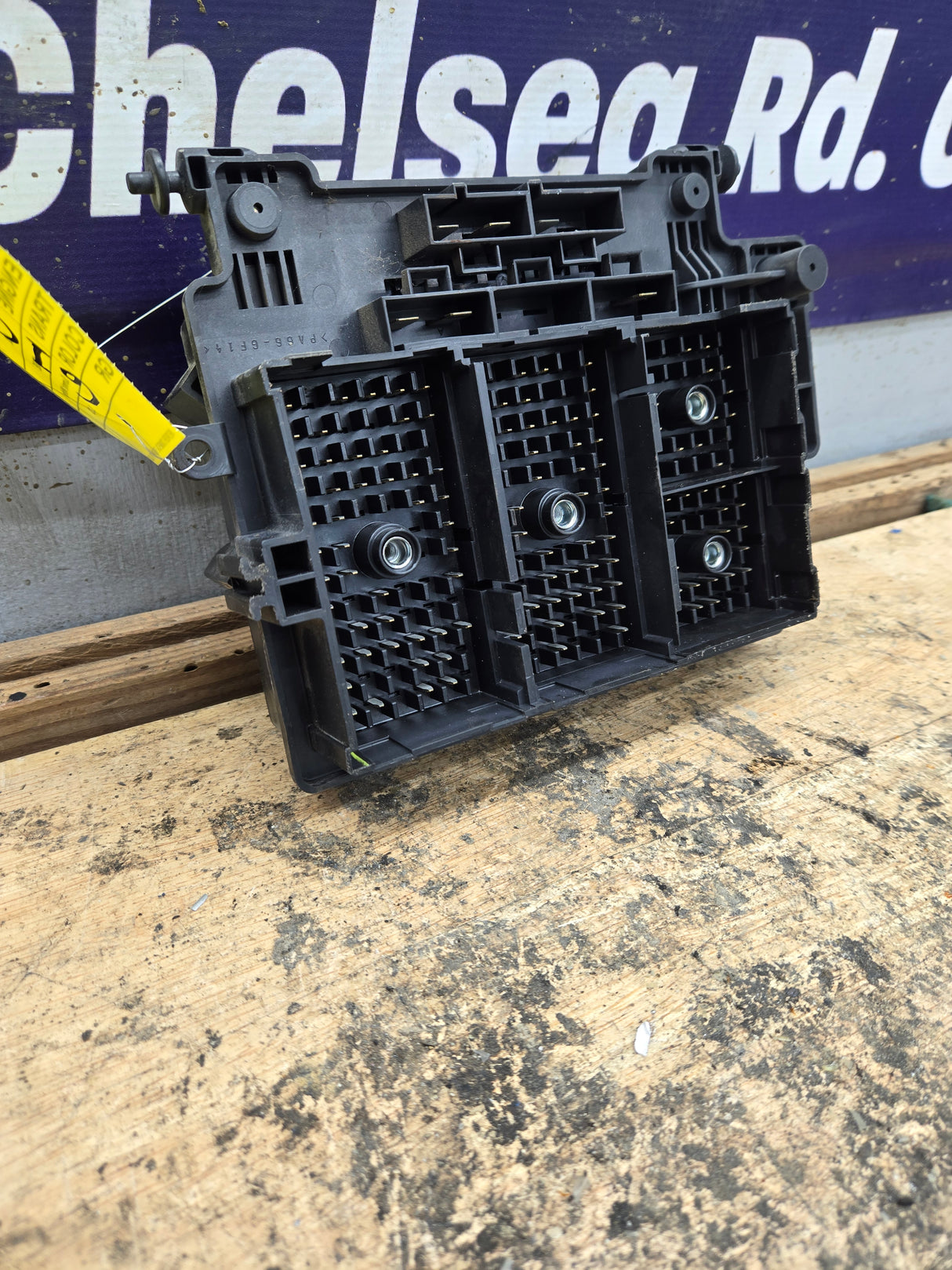 2003-2005 Chevrolet Silverado / GMC Sierra 1500 250 3500 Engine Bay Fuse Box - 15115615