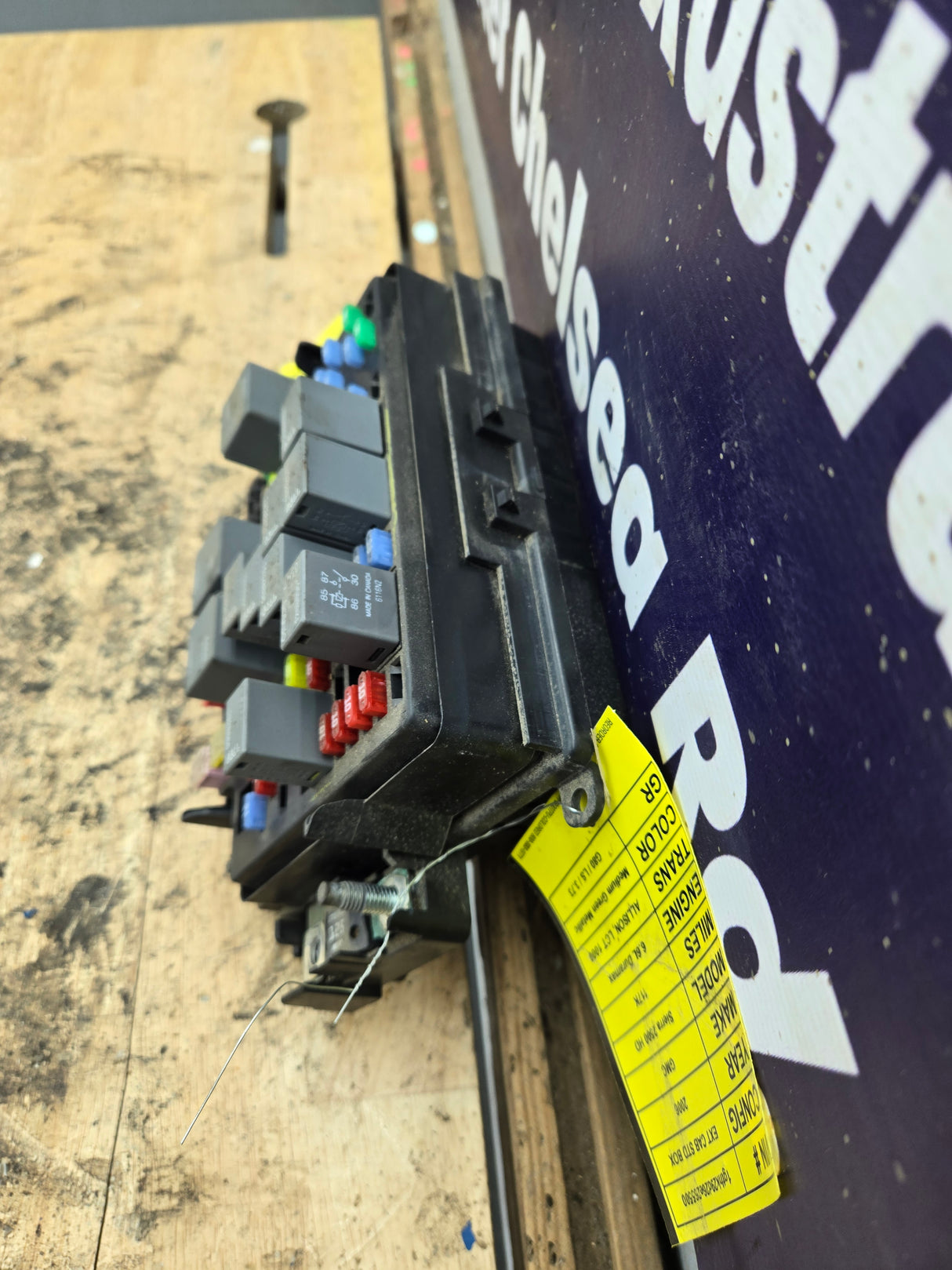 2006-2007 Chevrolet Silverado / GMC Sierra 250 3500 6.6L Engine Bay Fuse Box - 15216917