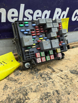 2006-2007 Chevrolet Silverado / GMC Sierra 250 3500 6.6L Engine Bay Fuse Box - 15216917
