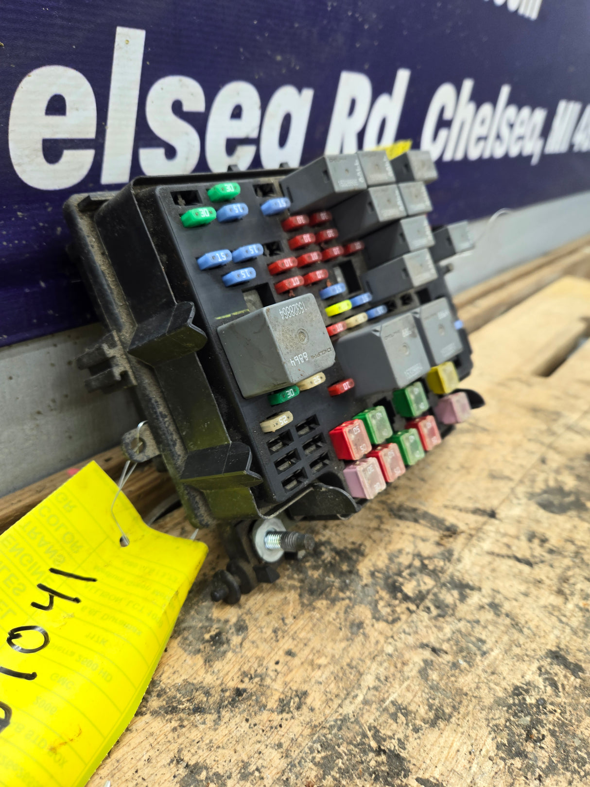 2006-2007 Chevrolet Silverado / GMC Sierra 250 3500 6.6L Engine Bay Fuse Box - 15216917