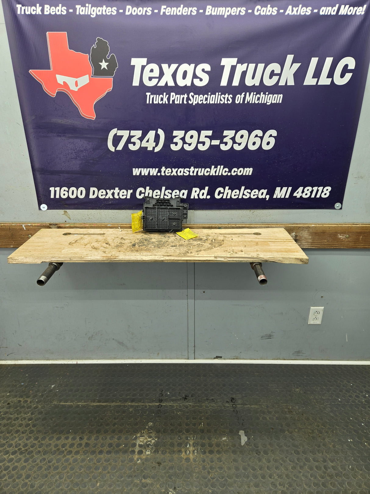 2006-2007 Chevrolet Silverado / GMC Sierra 250 3500 6.6L Engine Bay Fuse Box - 15216917