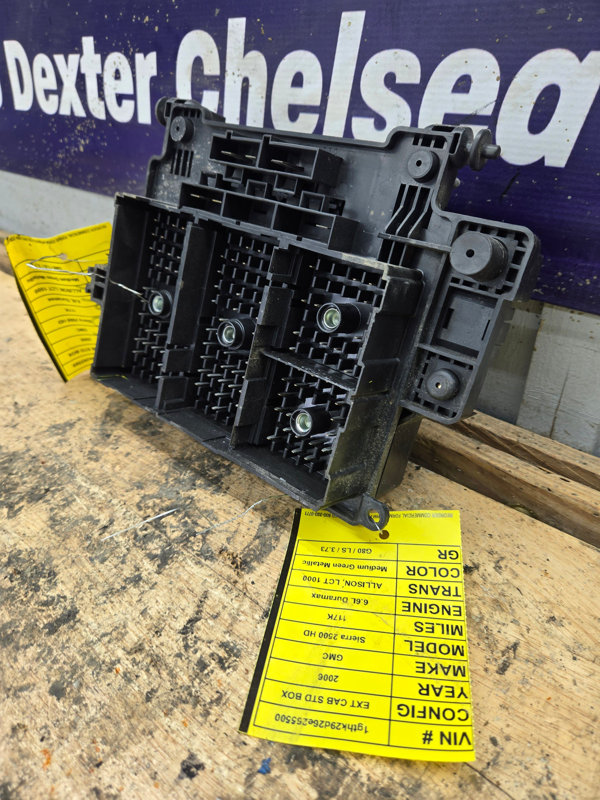 2006-2007 Chevrolet Silverado / GMC Sierra 250 3500 6.6L Engine Bay Fuse Box - 15216917