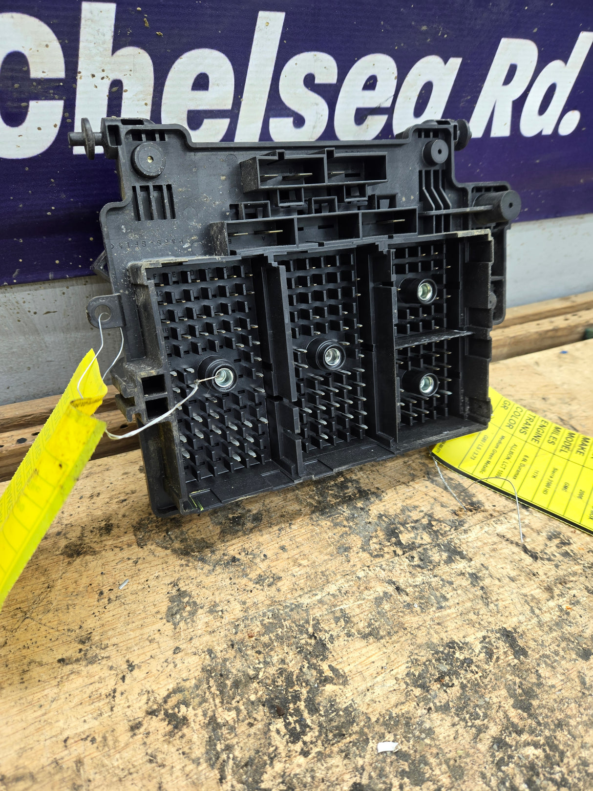 2006-2007 Chevrolet Silverado / GMC Sierra 250 3500 6.6L Engine Bay Fuse Box - 15216917