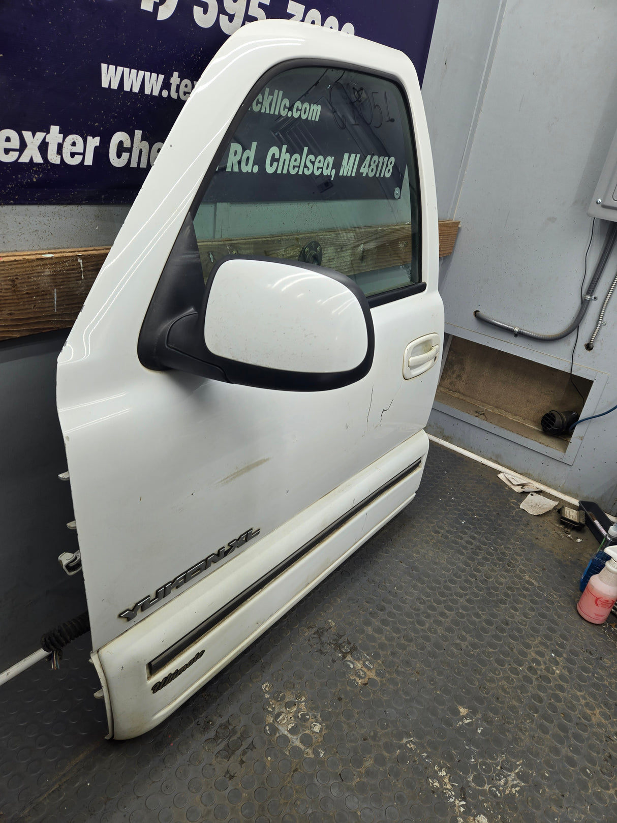 1999-2006 Chevrolet Silverado / GMC Sierra 1500 2500 3500 HD Front Driver Side Door LH
