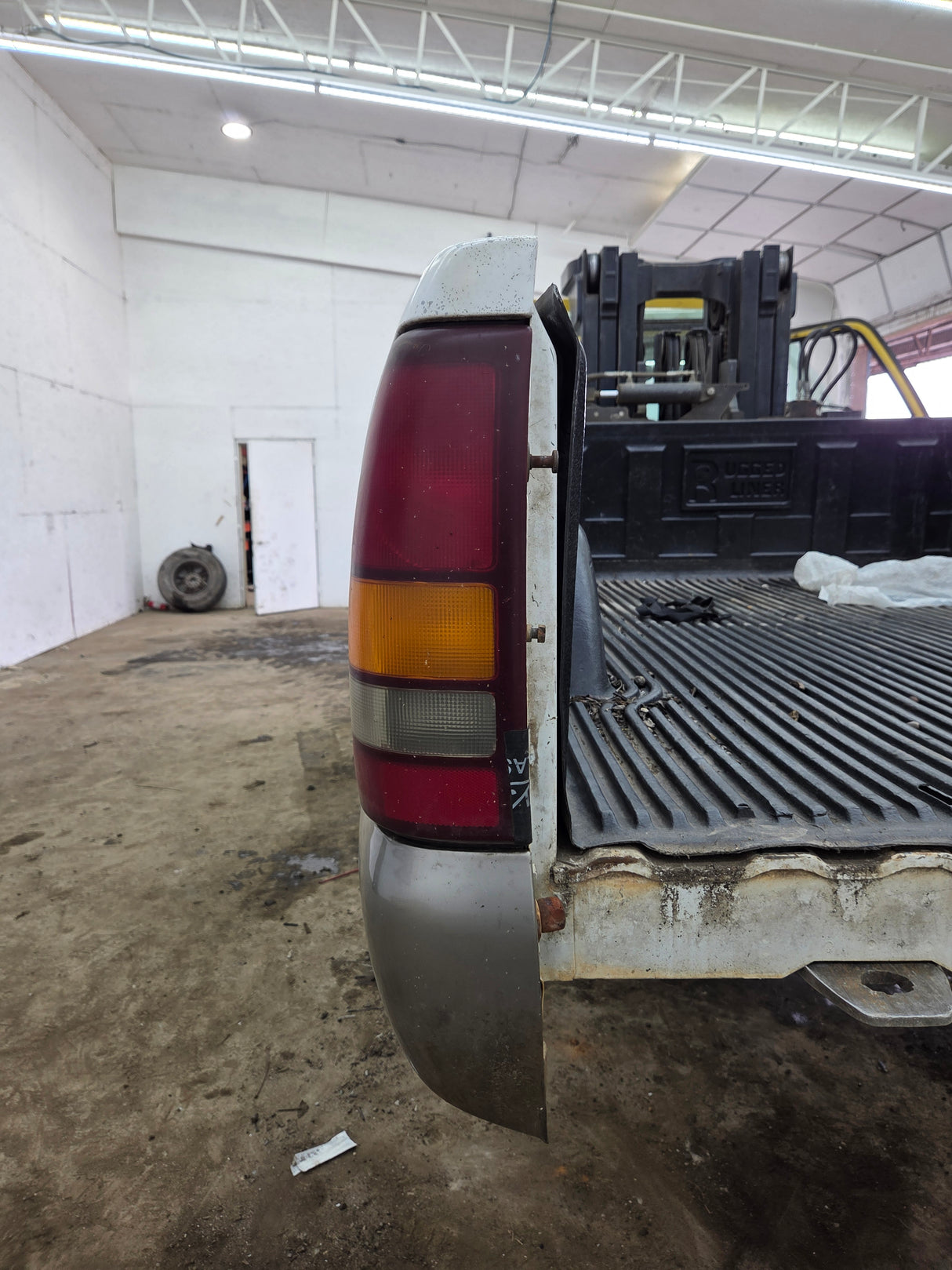 1999-2007 Chevrolet Silverado / GMC Sierra 1500 2500HD 3500HD 6' 6" Short Truck Bed