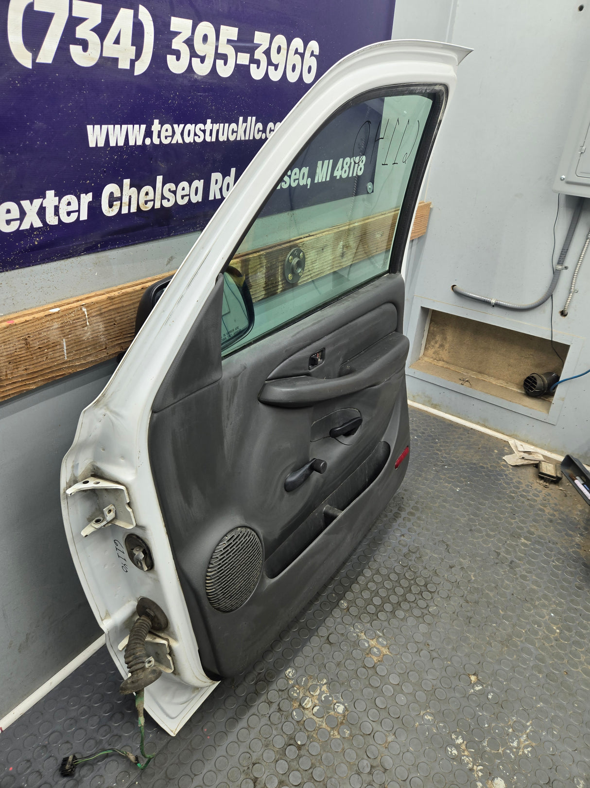 1999-2006 Chevrolet Silverado / GMC Sierra 1500 2500 3500 HD Front Passenger side Door RH
