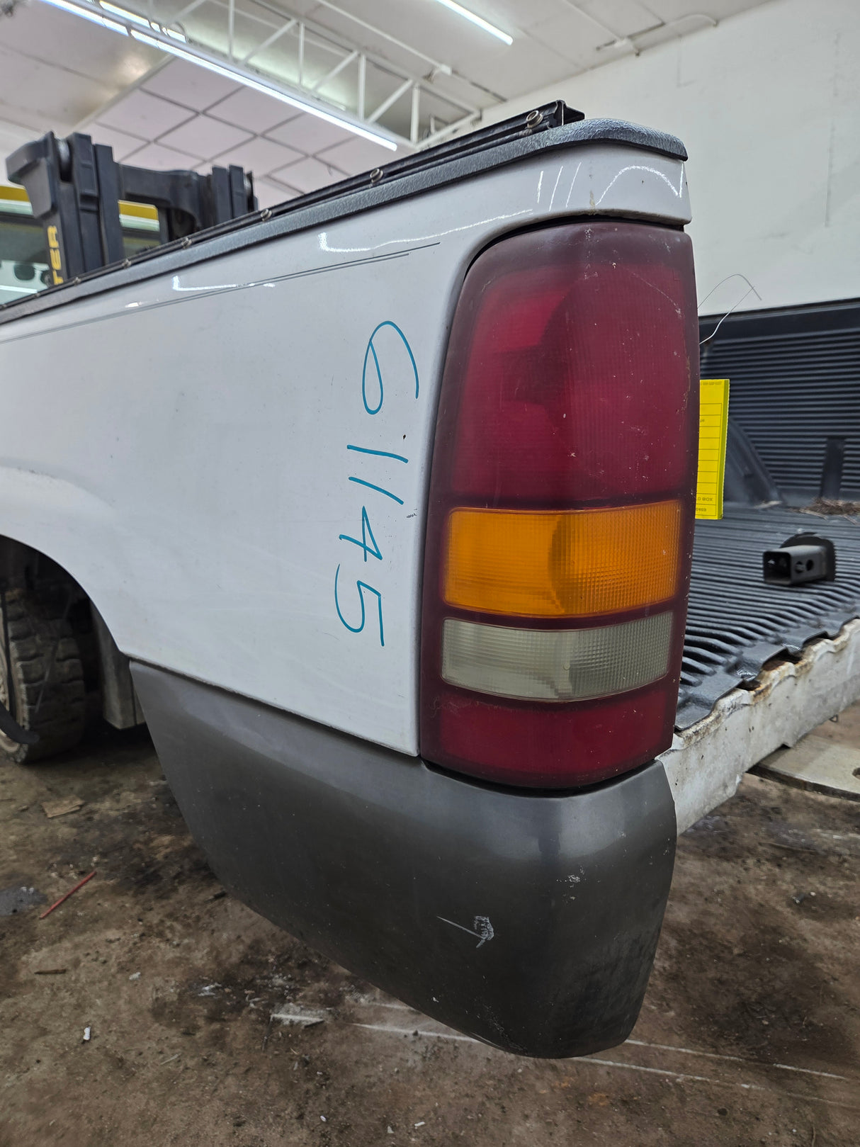 1999-2007 Chevrolet Silverado / GMC Sierra 1500 2500HD 3500HD 6' 6" Short Truck Bed