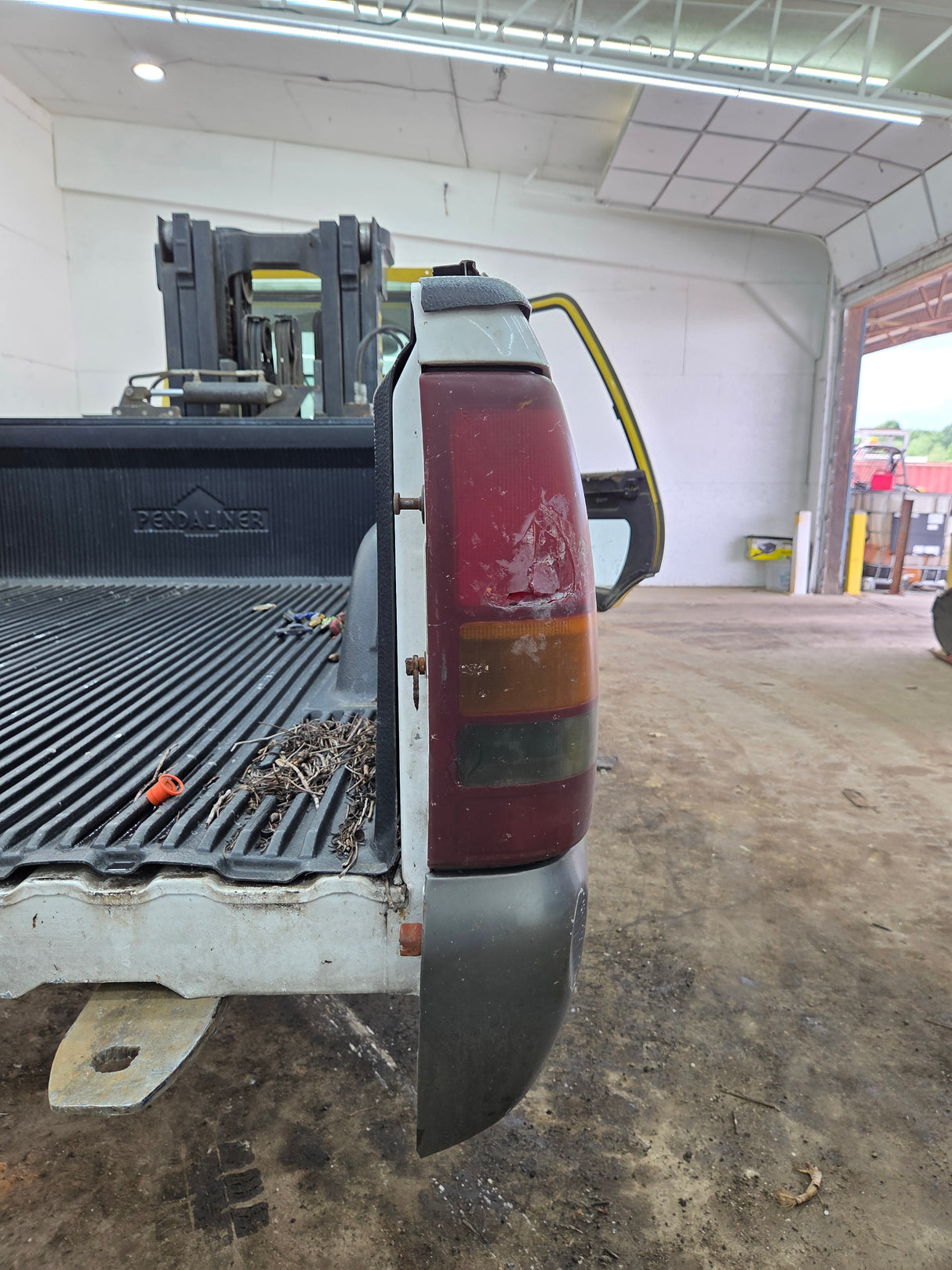 1999-2007 Chevrolet Silverado / GMC Sierra 1500 2500HD 3500HD 6' 6" Short Truck Bed
