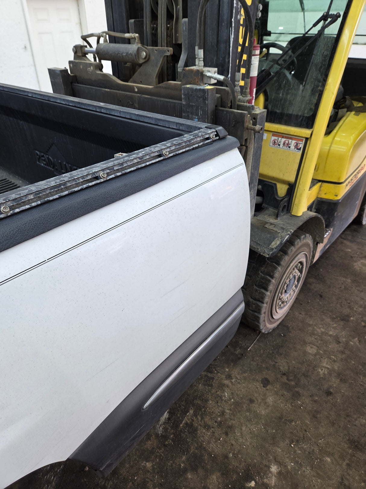 1999-2007 Chevrolet Silverado / GMC Sierra 1500 2500HD 3500HD 6' 6" Short Truck Bed