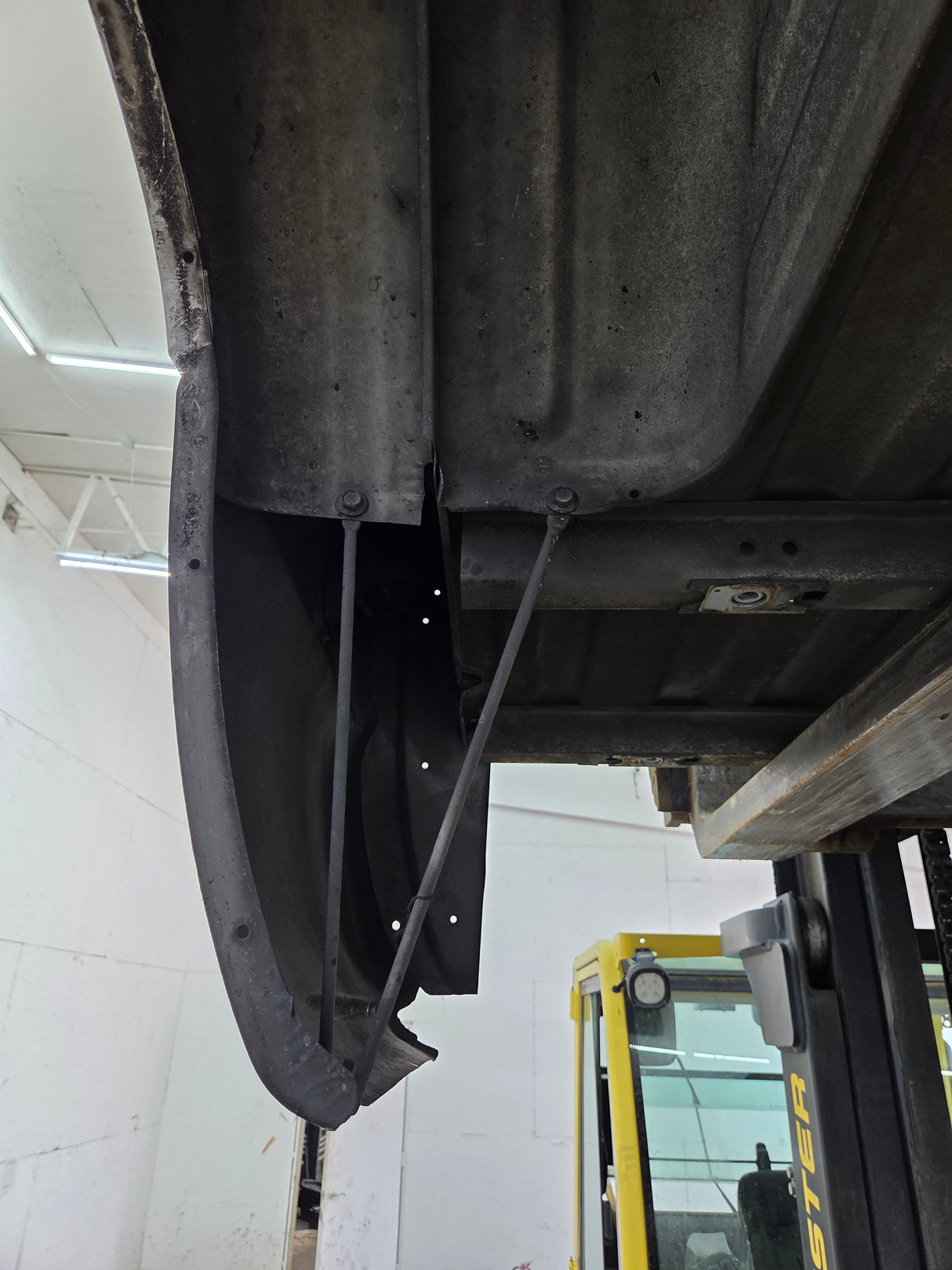 1999-2007 Chevrolet Silverado / GMC Sierra 1500 2500HD 3500HD 6' 6" Short Truck Bed