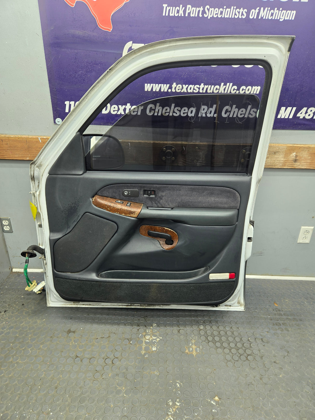 1999-2006 Chevrolet Silverado / GMC Sierra 1500 2500 3500 HD Front Passenger side Door RH