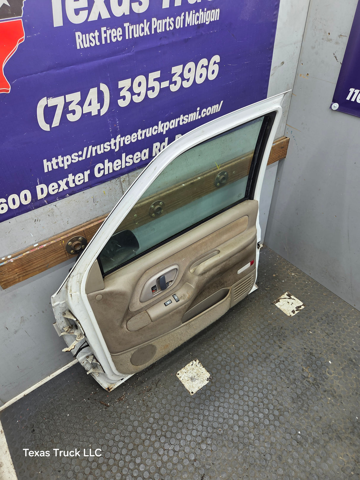 1988-2000 Chevrolet Silverado Suburban GMC Sierra RH Front Passenger Door