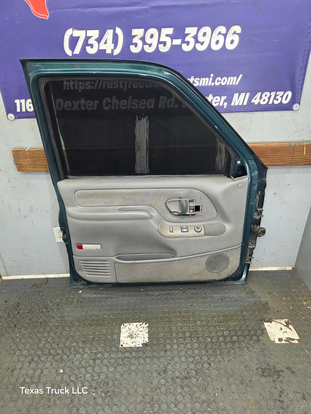 1988-2000 Chevrolet Silverado Suburban GMC Sierra LH Front Driver Side Door