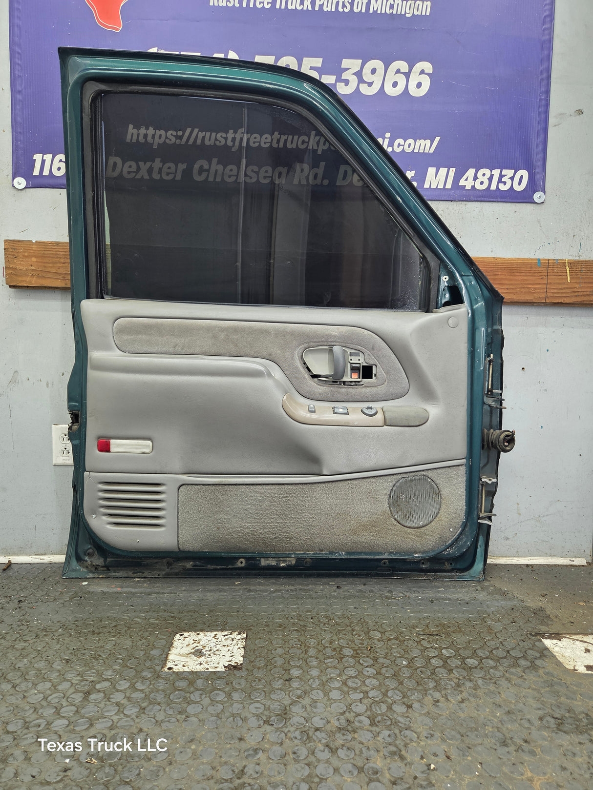 1988-2000 Chevrolet Silverado Suburban GMC Sierra LH Front Driver Side Door