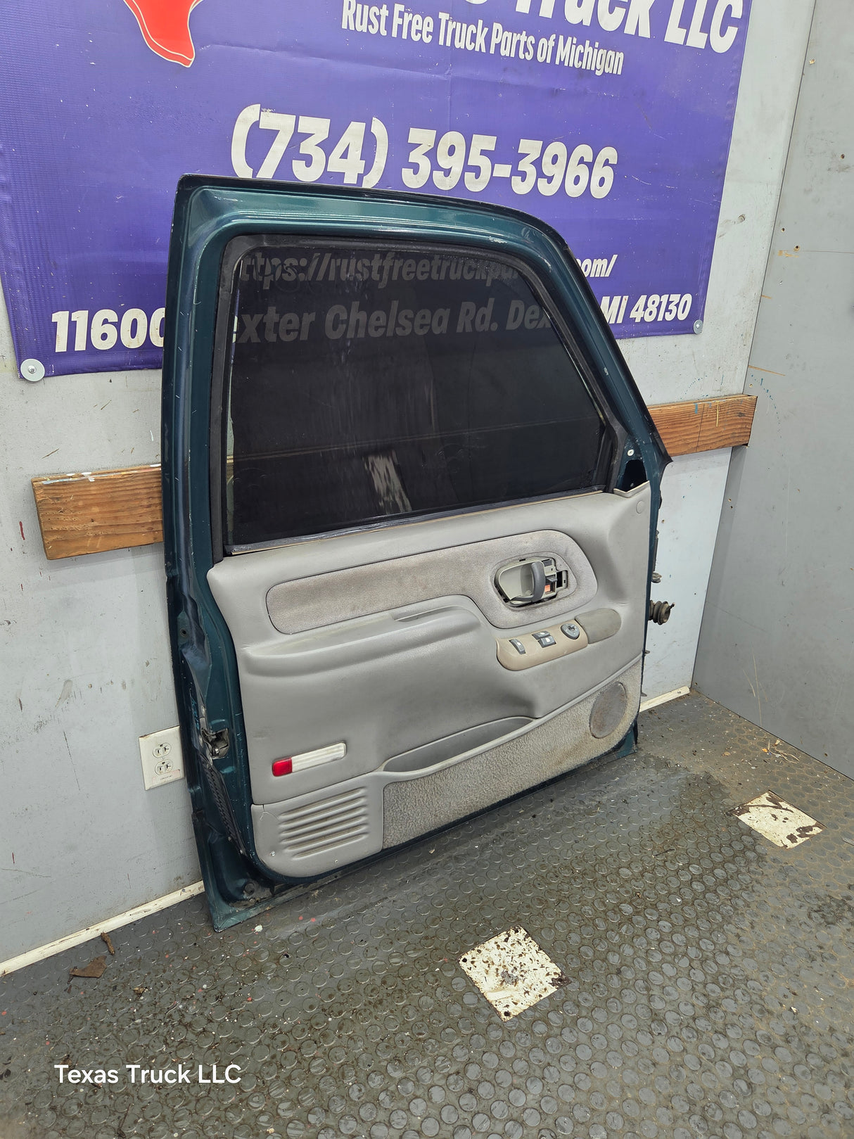 1988-2000 Chevrolet Silverado Suburban GMC Sierra LH Front Driver Side Door