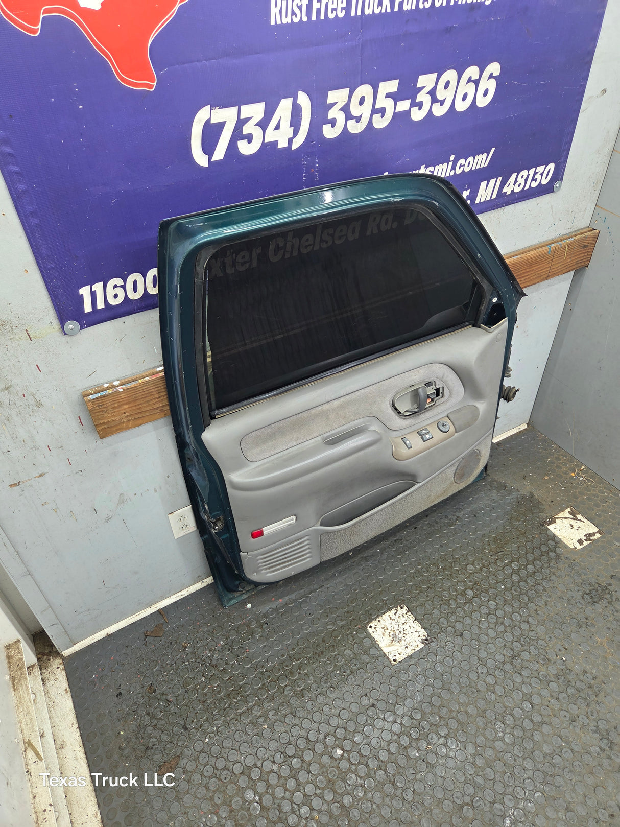 1988-2000 Chevrolet Silverado Suburban GMC Sierra LH Front Driver Side Door
