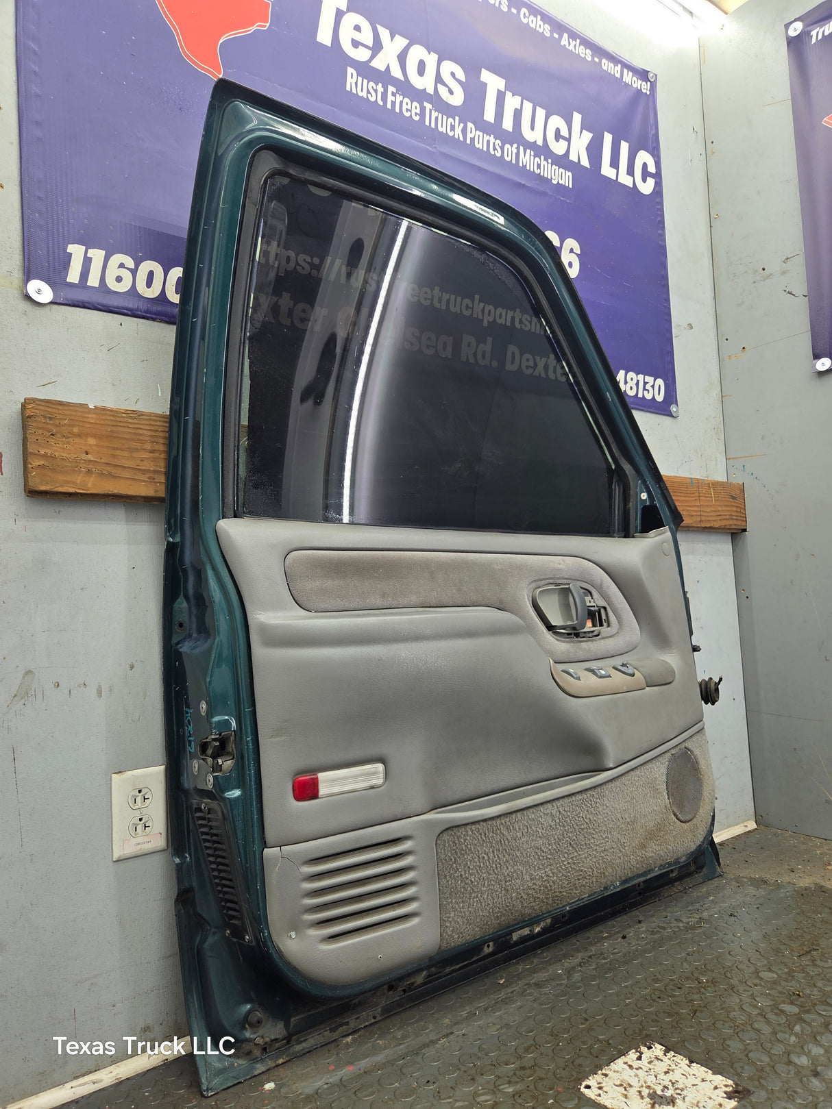 1988-2000 Chevrolet Silverado Suburban GMC Sierra LH Front Driver Side Door