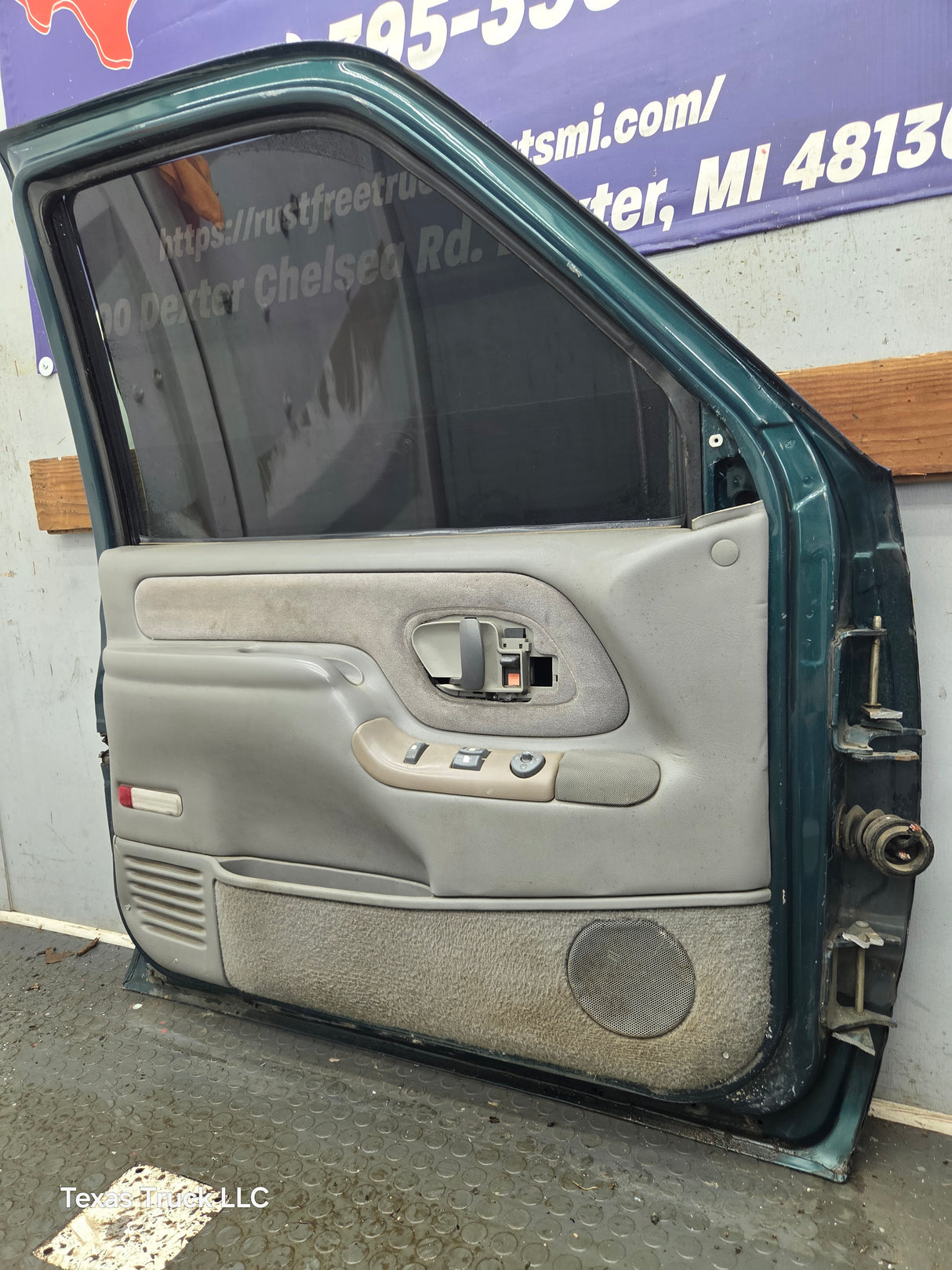 1988-2000 Chevrolet Silverado Suburban GMC Sierra LH Front Driver Side Door