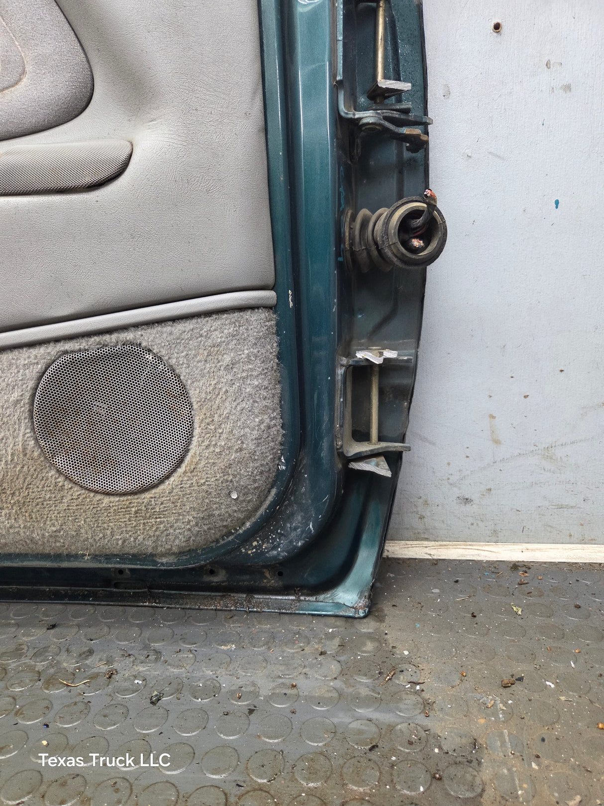 1988-2000 Chevrolet Silverado Suburban GMC Sierra LH Front Driver Side Door