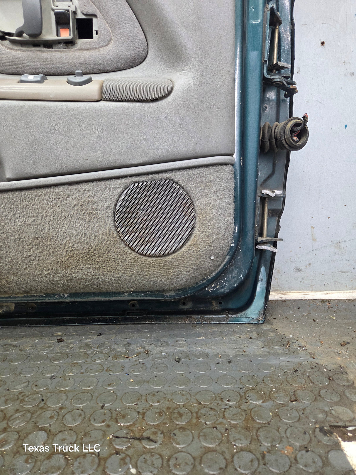 1988-2000 Chevrolet Silverado Suburban GMC Sierra LH Front Driver Side Door