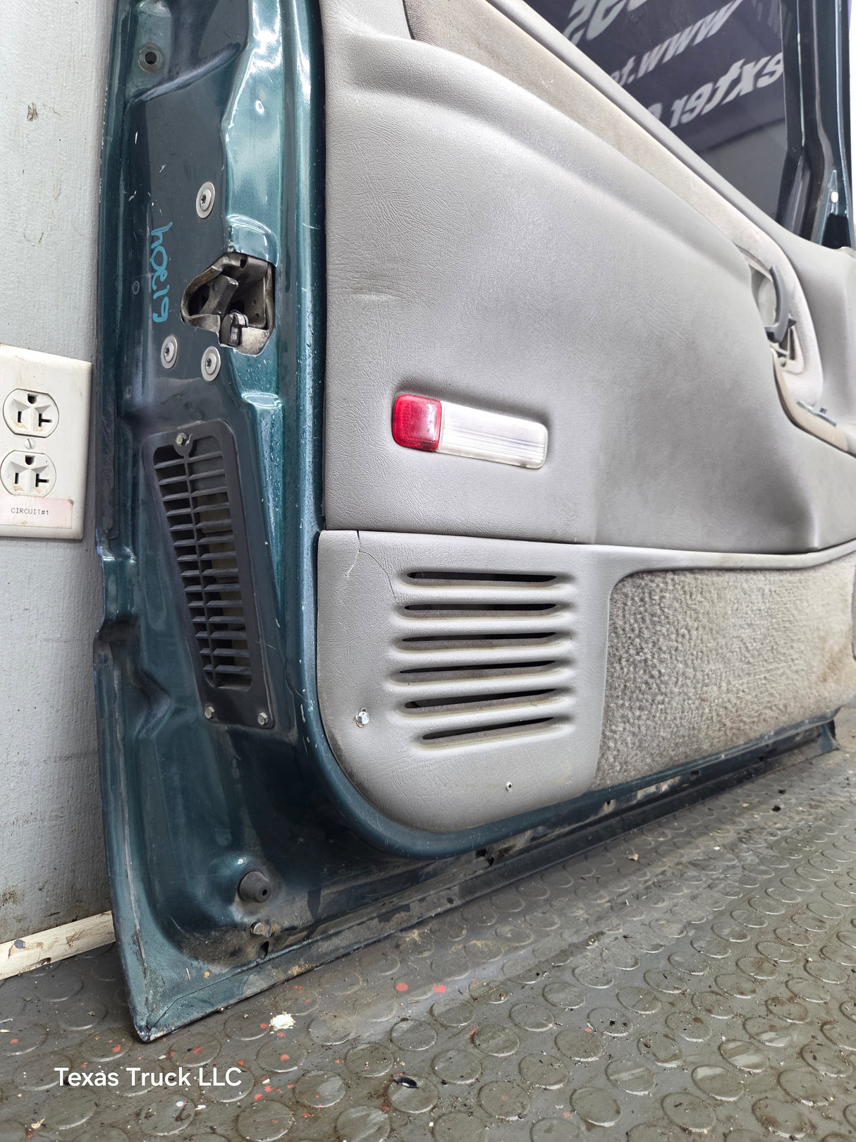 1988-2000 Chevrolet Silverado Suburban GMC Sierra LH Front Driver Side Door