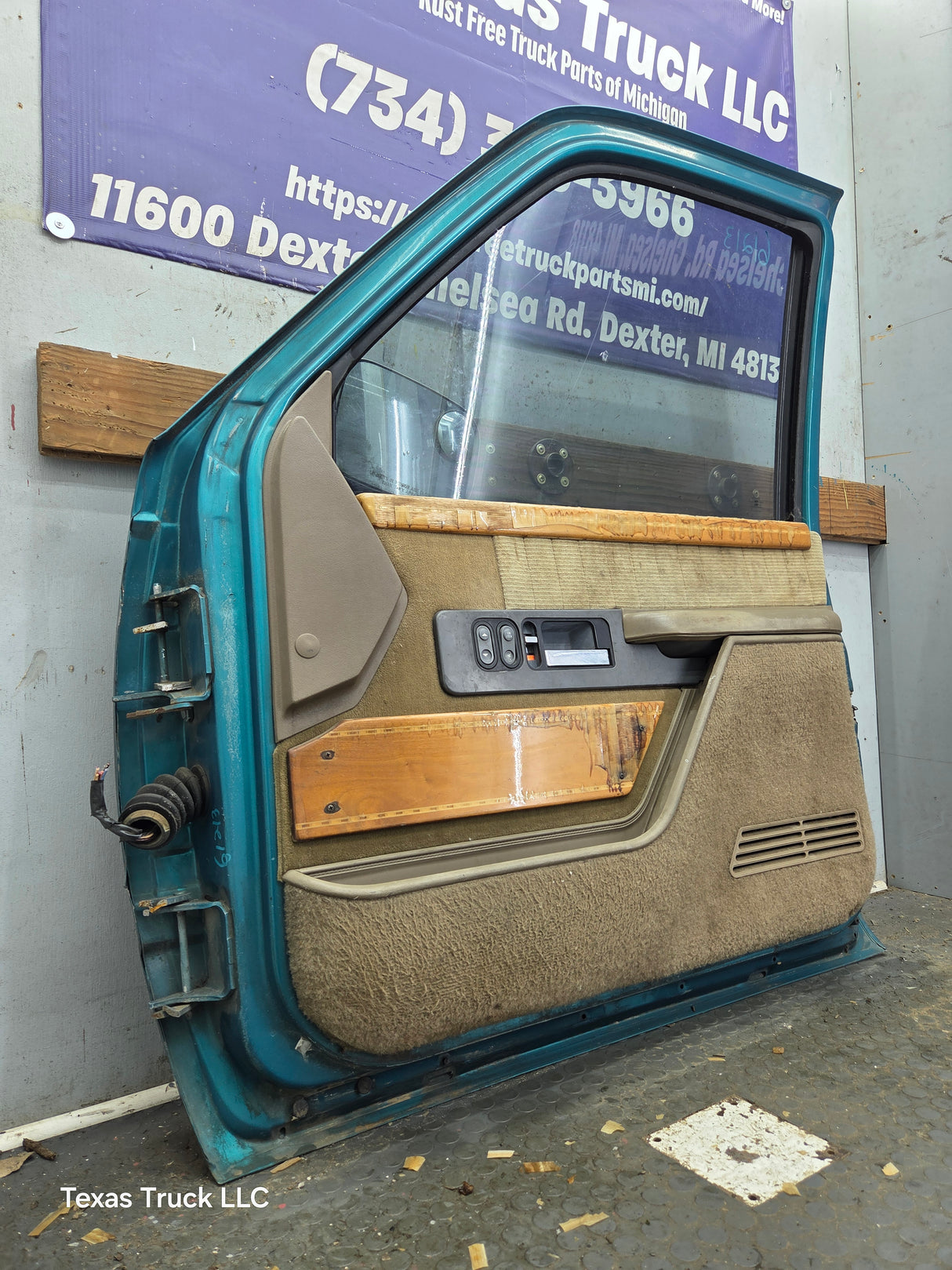 1988-2000 Chevrolet Silverado Suburban GMC Sierra RH Front Passenger Door