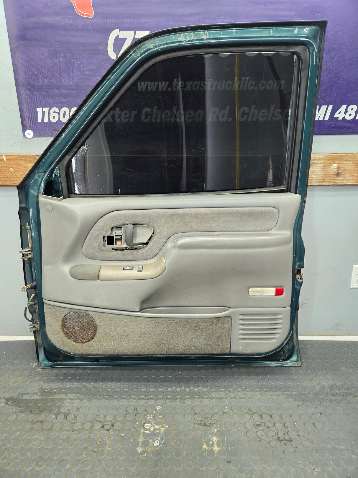 1988-2000 Chevrolet Silverado Suburban GMC Sierra RH Front Passenger Door