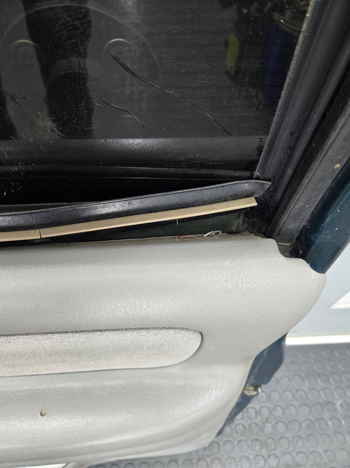 1988-2000 Chevrolet Silverado Suburban GMC Sierra RH Front Passenger Door