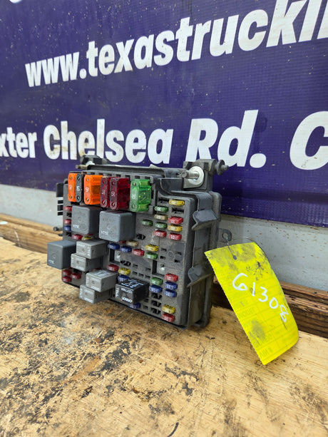 2003-2005 Chevrolet Silverado / GMC Sierra 1500 250 3500 Engine Bay Fuse Box - 15201928