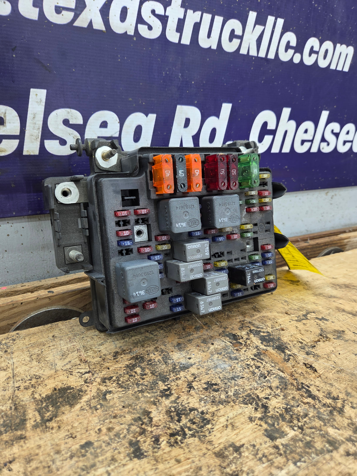 2003-2005 Chevrolet Silverado / GMC Sierra 1500 250 3500 Engine Bay Fuse Box - 15201928