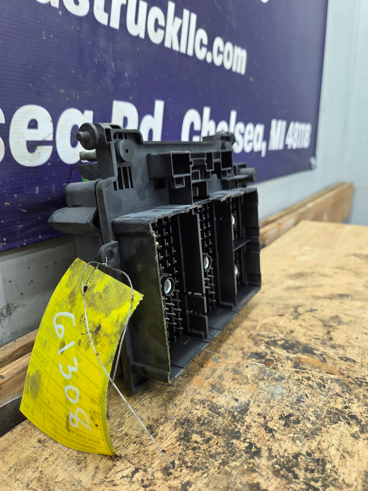 2003-2005 Chevrolet Silverado / GMC Sierra 1500 250 3500 Engine Bay Fuse Box - 15201928