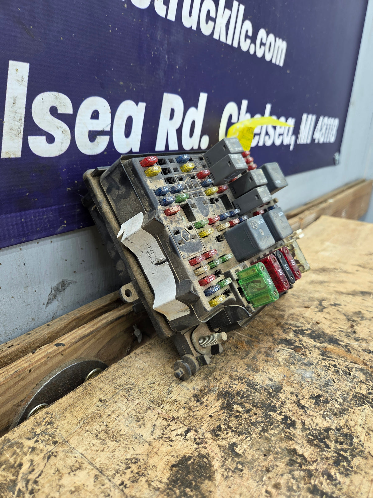 2003-2005 Chevrolet Silverado / GMC Sierra 1500 250 3500 Engine Bay Fuse Box - 15201928