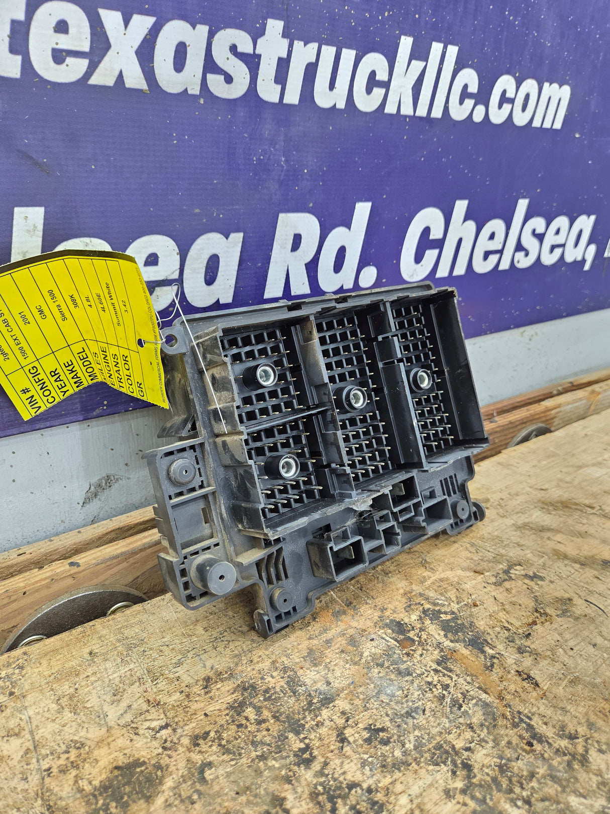 2003-2005 Chevrolet Silverado / GMC Sierra 1500 250 3500 Engine Bay Fuse Box - 15201928