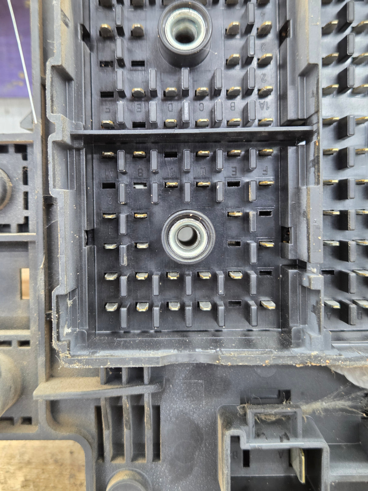 2003-2005 Chevrolet Silverado / GMC Sierra 1500 250 3500 Engine Bay Fuse Box - 15201928