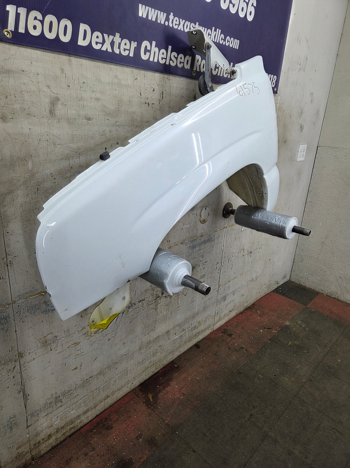 2003-2007 Chevrolet Silverado / Tahoe / Suburban 1500 2500 3500 HD LH Driver Side "Cateye" Front Fender