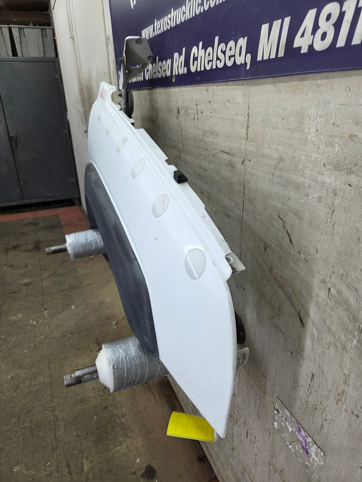 2003-2007 Chevrolet Silverado / Tahoe / Suburban 1500 2500 3500 HD RH Passenger Side "Cateye" Front Fender