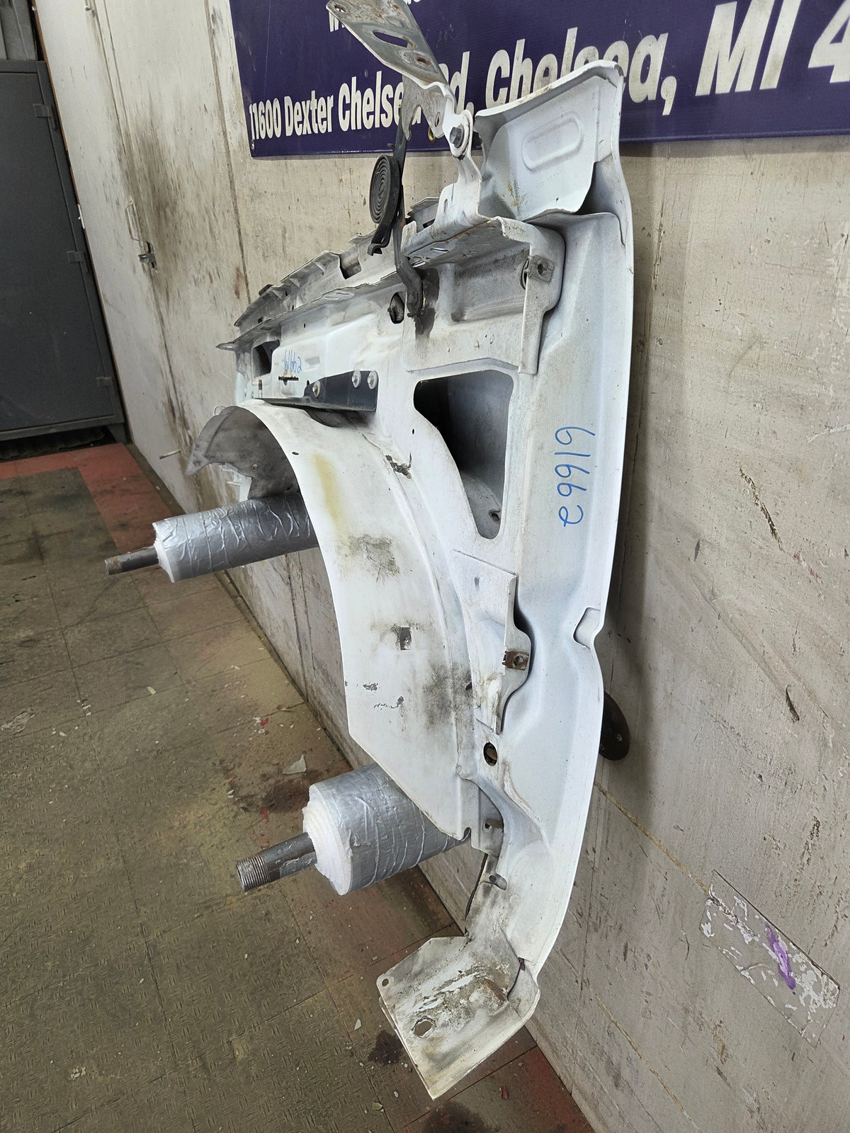 2003-2007 Chevrolet Silverado / Tahoe / Suburban 1500 2500 3500 HD RH Passenger Side "Cateye" Front Fender