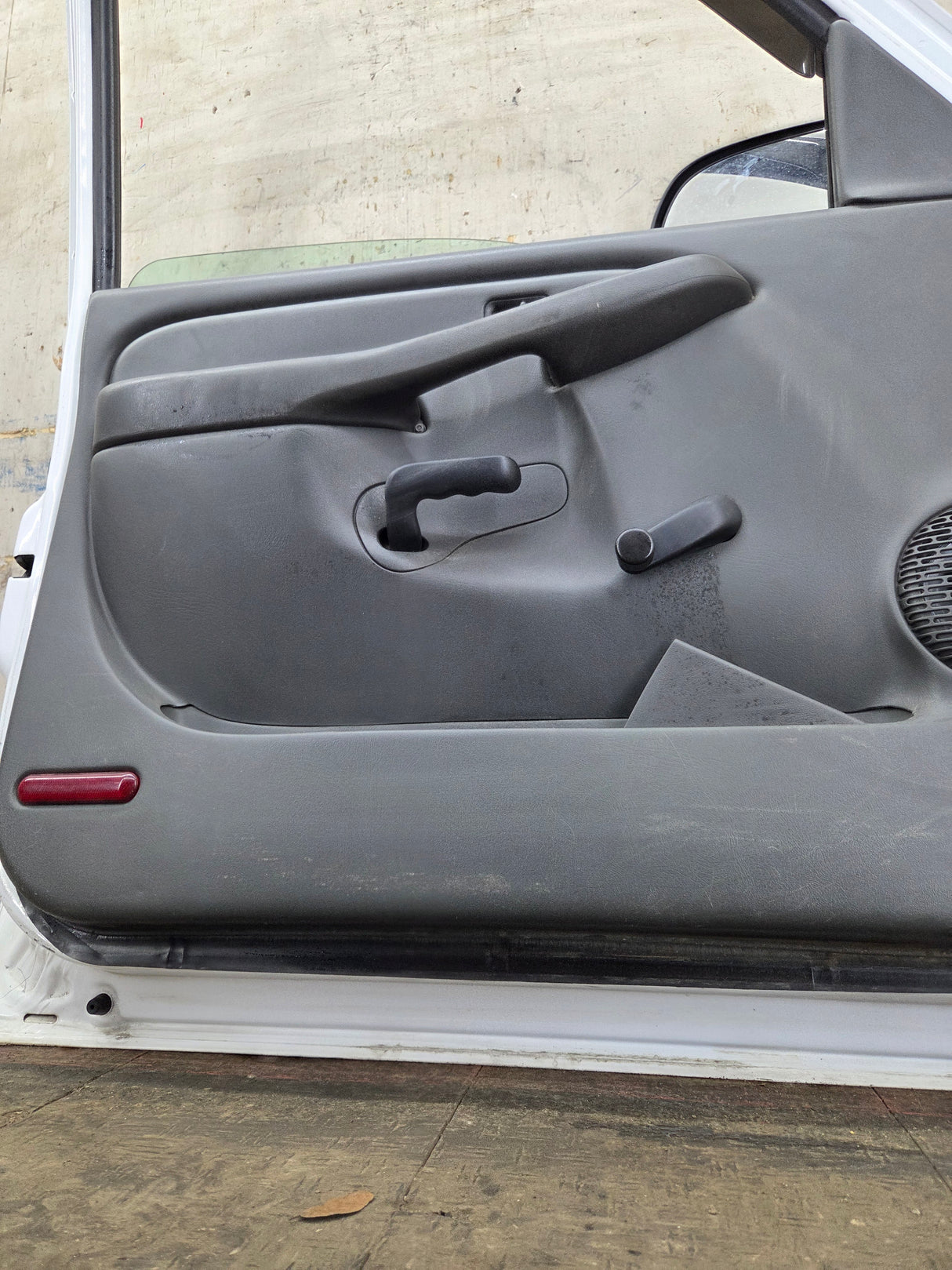 1999-2006 Chevrolet Silverado / GMC Sierra 1500 2500 3500 HD Front Driver Side Door LH