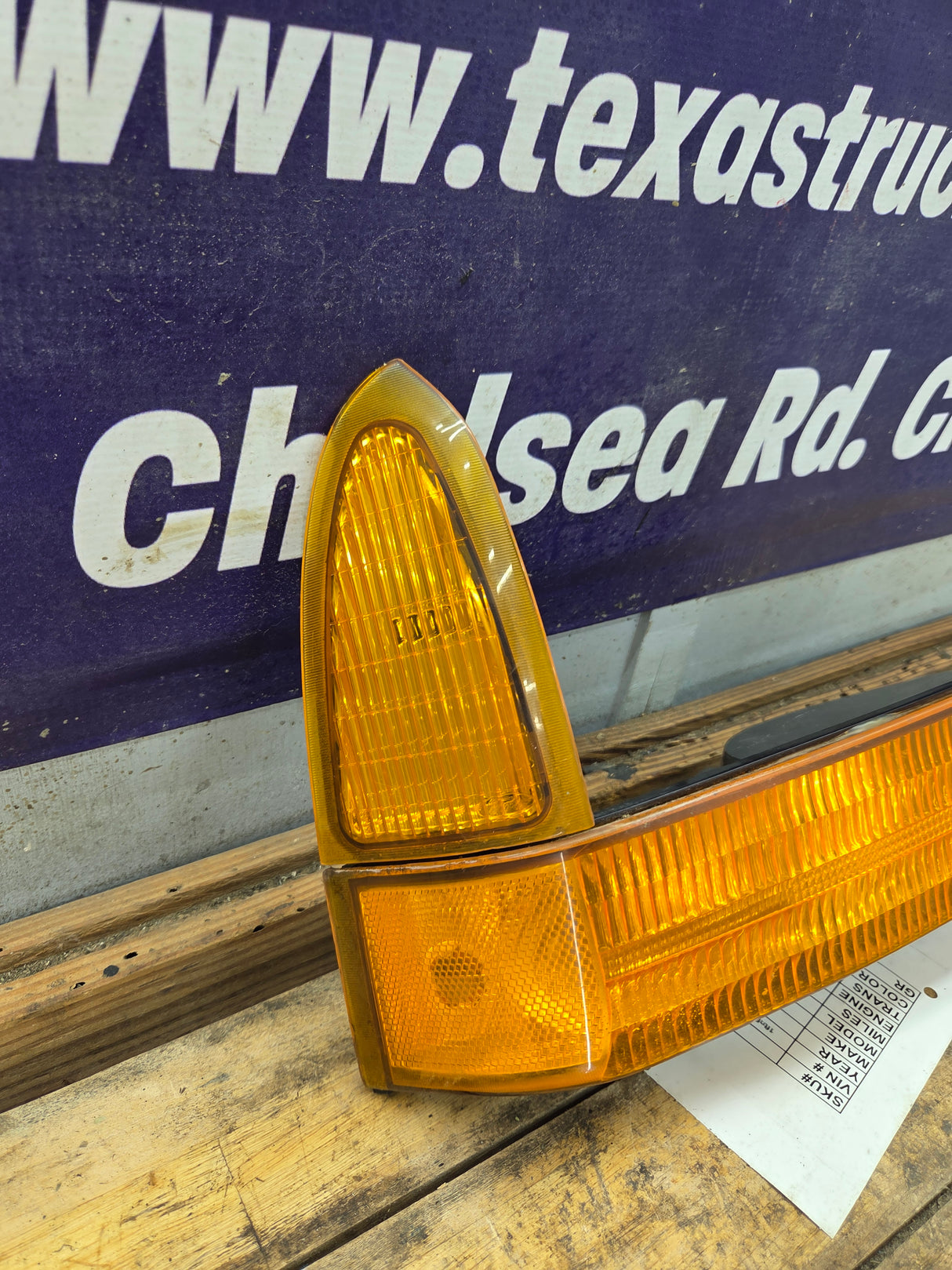 1999-2004 Ford Super Duty F250 F350 RH Passenger Side OEM Turn Signal Parking Light Assembly