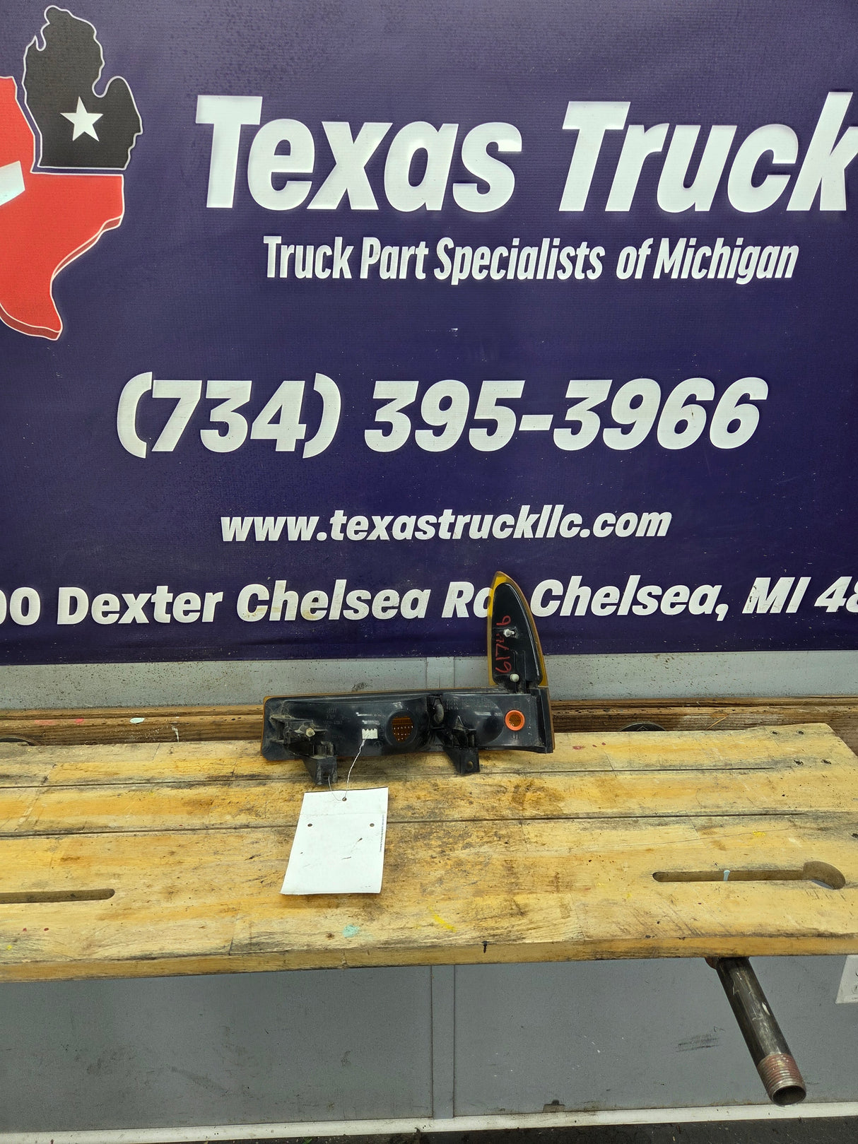 1999-2004 Ford Super Duty F250 F350 RH Passenger Side OEM Turn Signal Parking Light Assembly