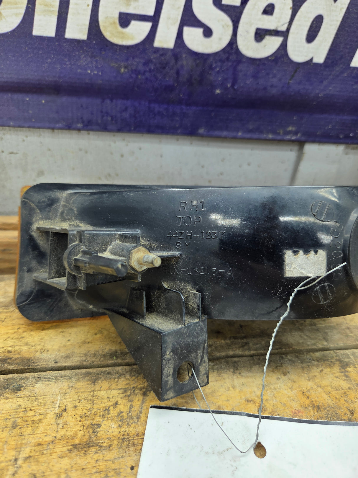 1999-2004 Ford Super Duty F250 F350 RH Passenger Side OEM Turn Signal Parking Light Assembly