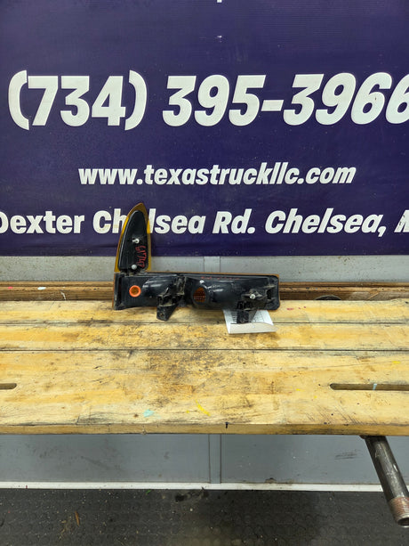 1999-2004 Ford Super Duty F250 F350 LH Driver Side OEM Turn Signal Parking Light Assembly