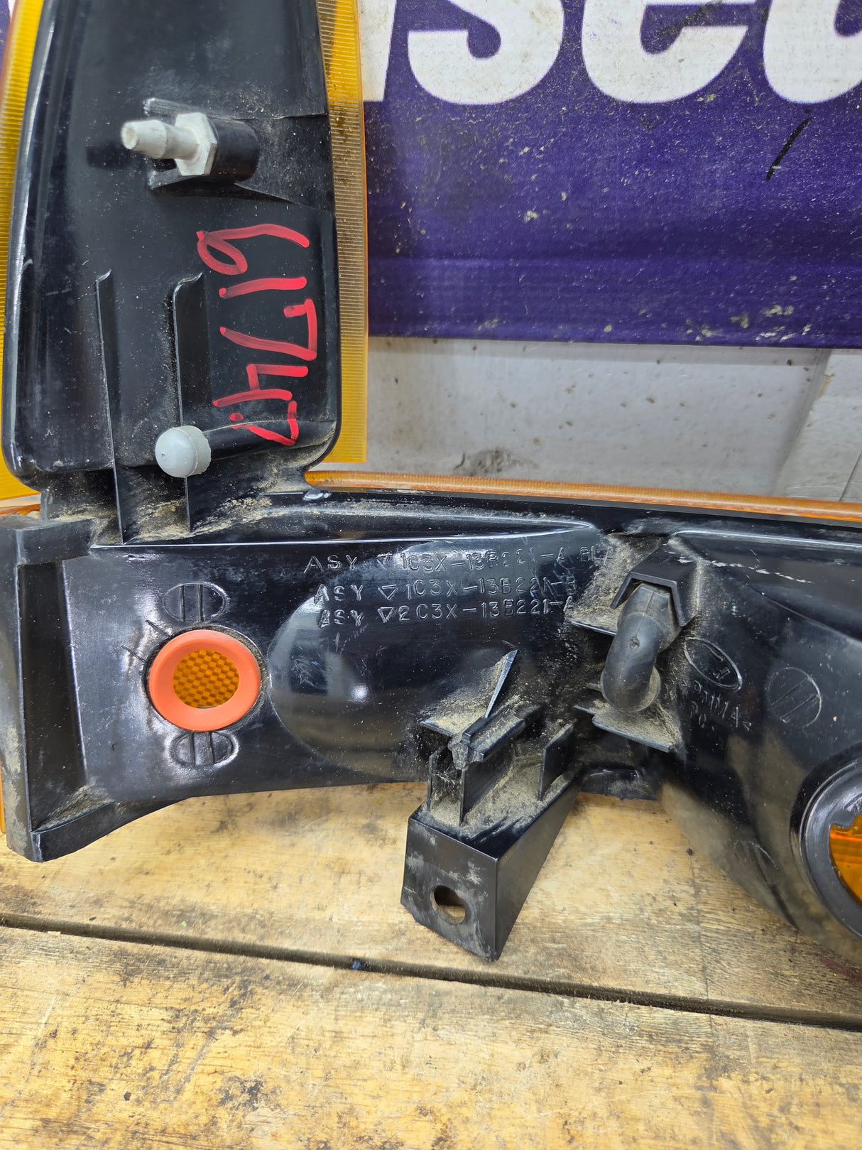 1999-2004 Ford Super Duty F250 F350 LH Driver Side OEM Turn Signal Parking Light Assembly
