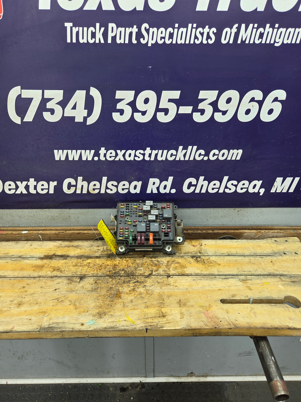 1999-2002 Chevrolet Silverado / GMC Sierra 1500 Engine Bay Fuse Box