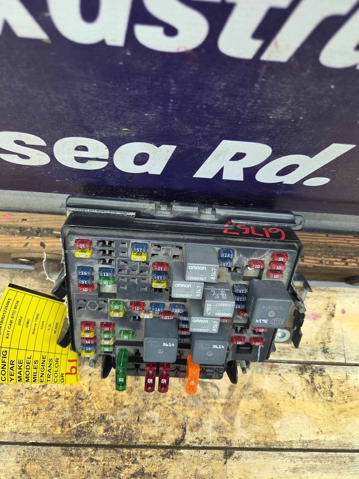 1999-2002 Chevrolet Silverado / GMC Sierra 1500 Engine Bay Fuse Box